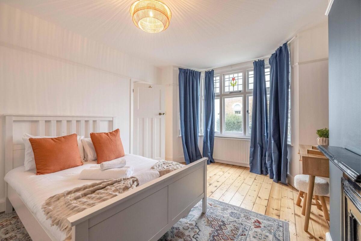 Holiday home Spacious 5br Home, Parking, Walk To *