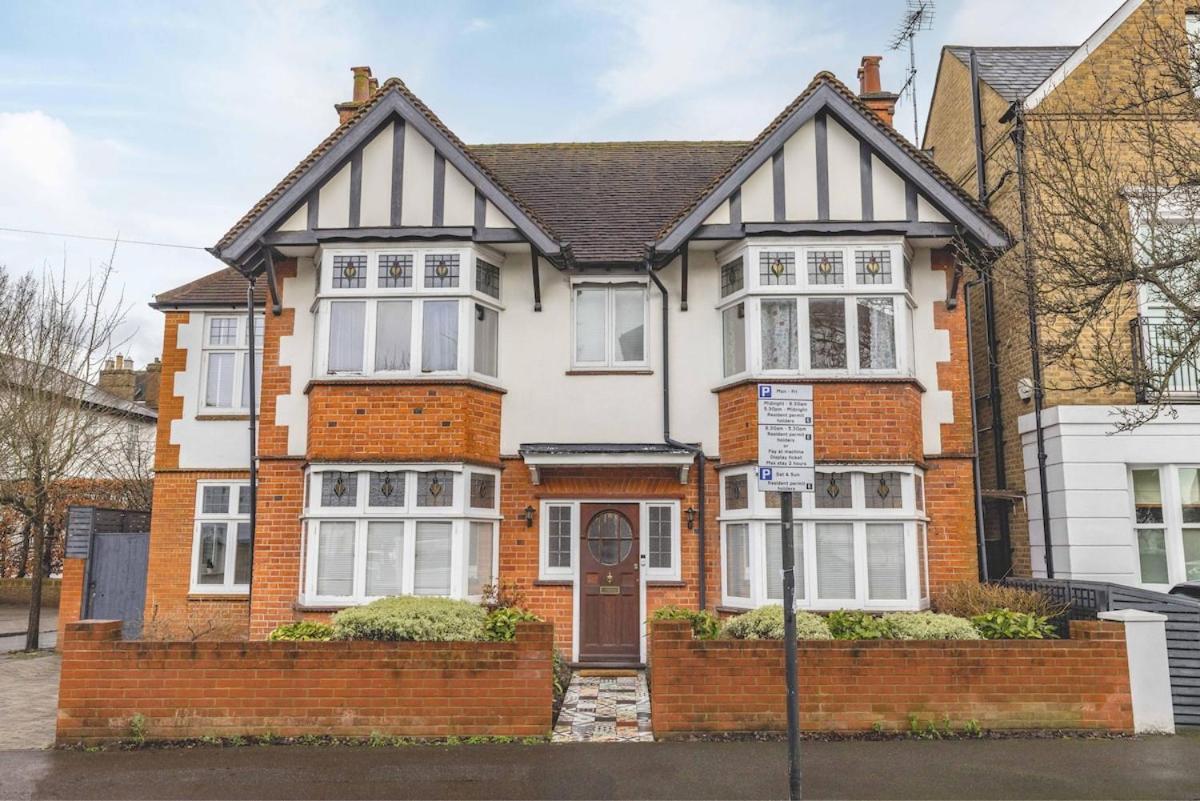 Spacious 5br Home, Parking, Walk To Holiday home *