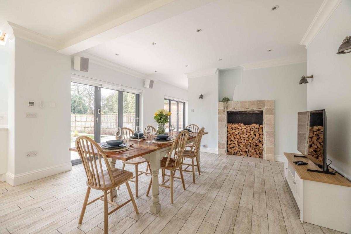 Holiday home Spacious 5br Home, Parking, Walk To *
