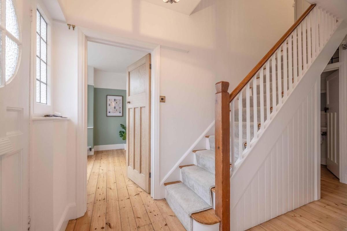 Spacious 5br Home, Parking, Walk To Holiday home *