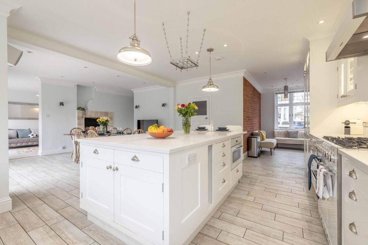 Holiday home Spacious 5br Home, Parking, Walk To Windsor