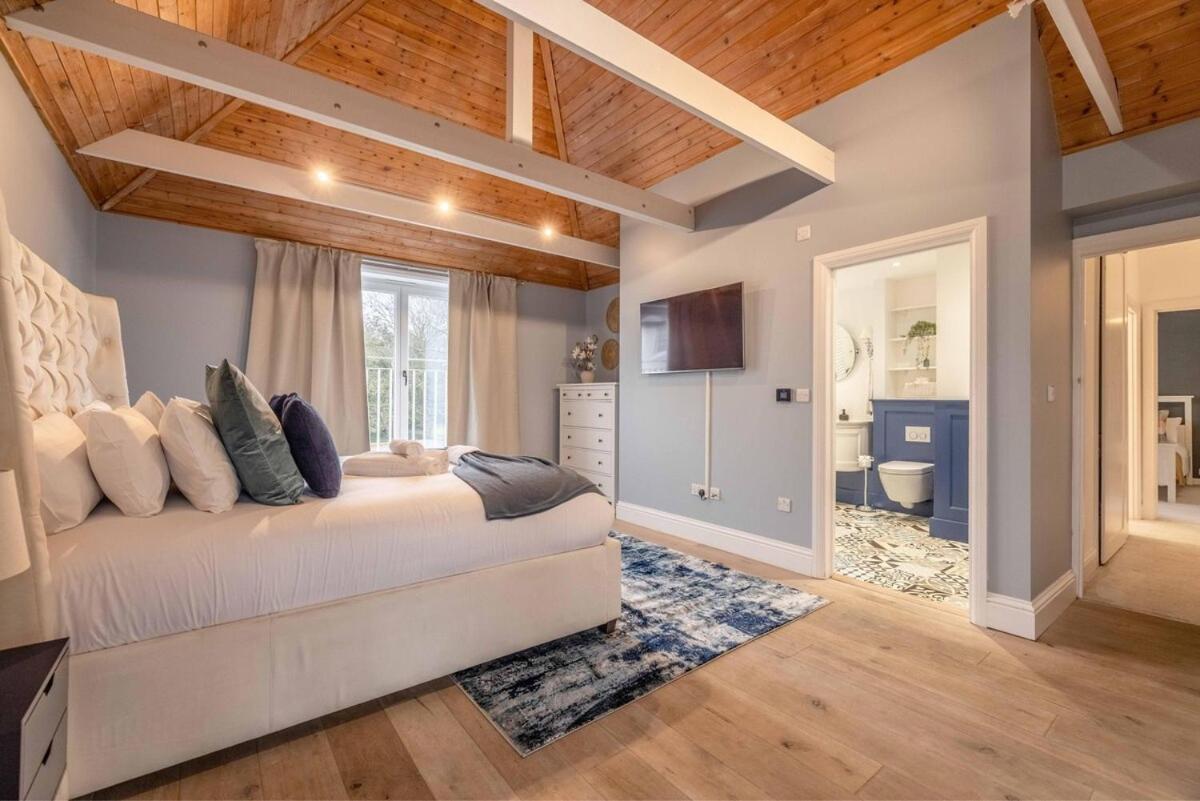 Spacious 5br Home, Parking, Walk To * Windsor