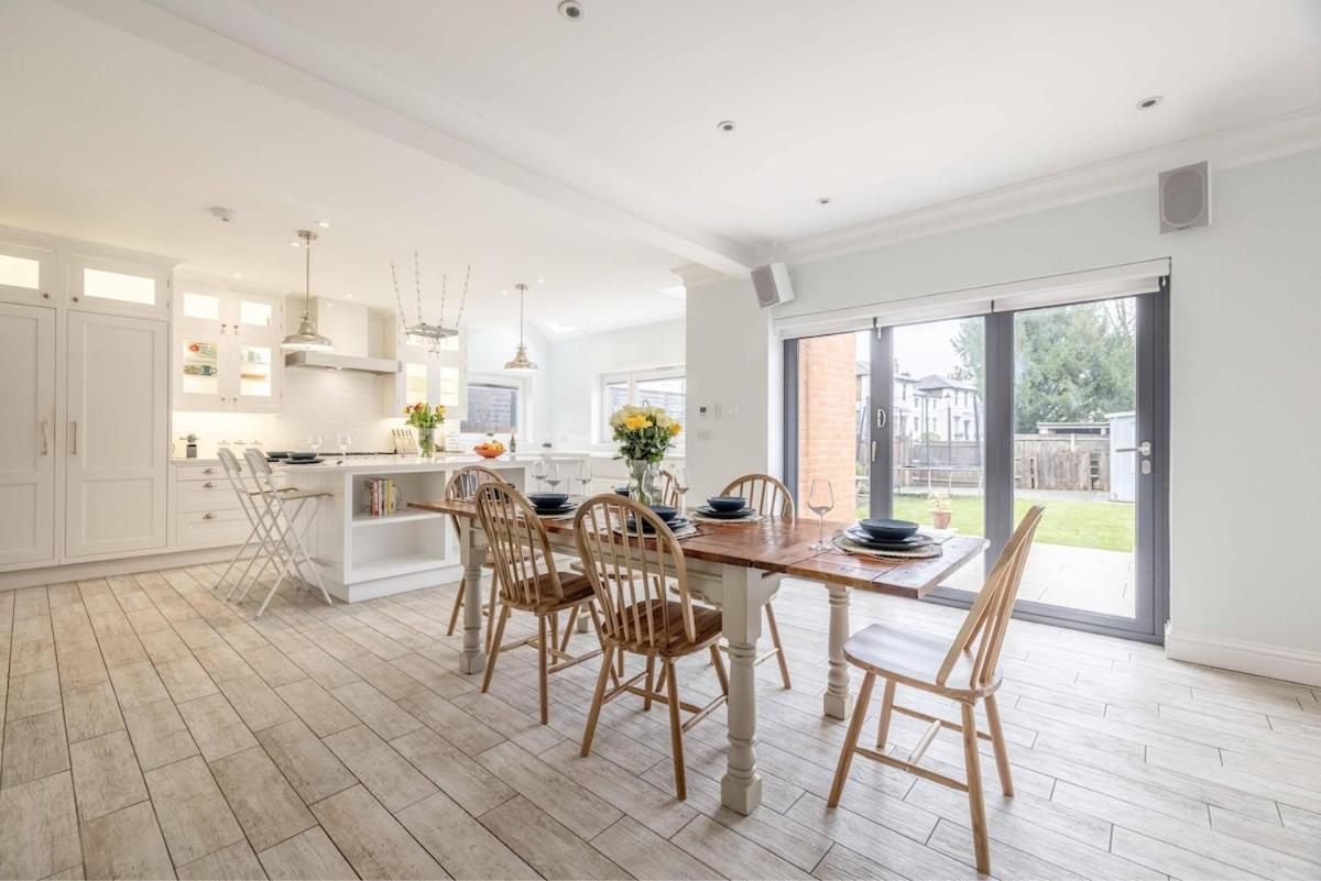 Holiday home Spacious 5br Home, Parking, Walk To