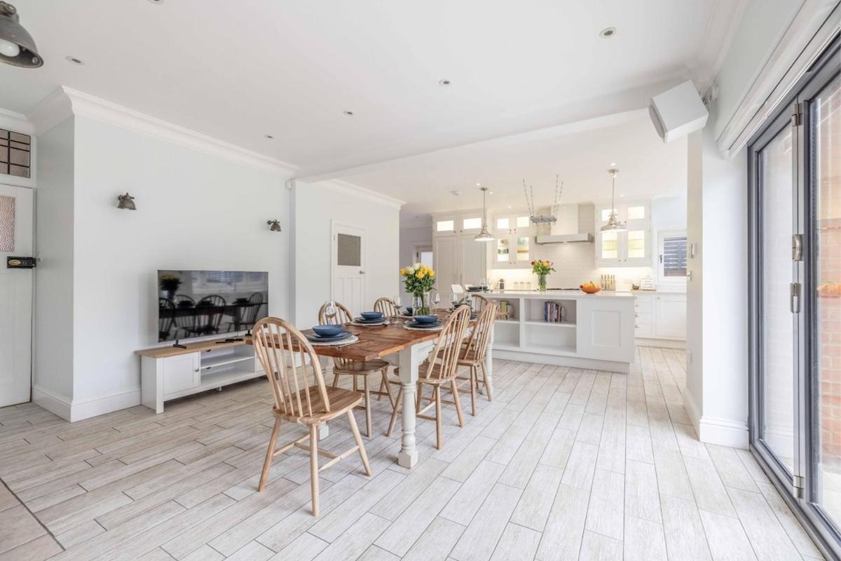 Spacious 5br Home, Parking, Walk To Holiday home Windsor