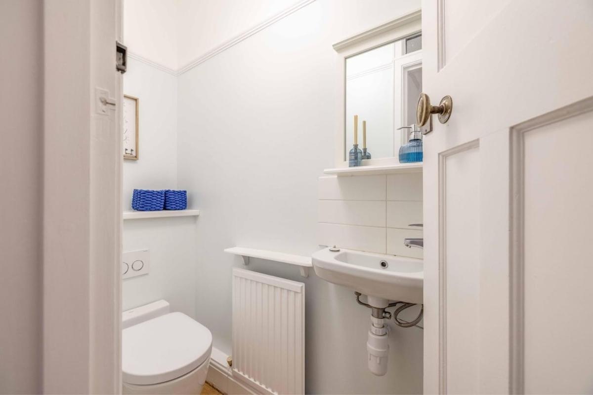 Spacious 5br Home, Parking, Walk To *