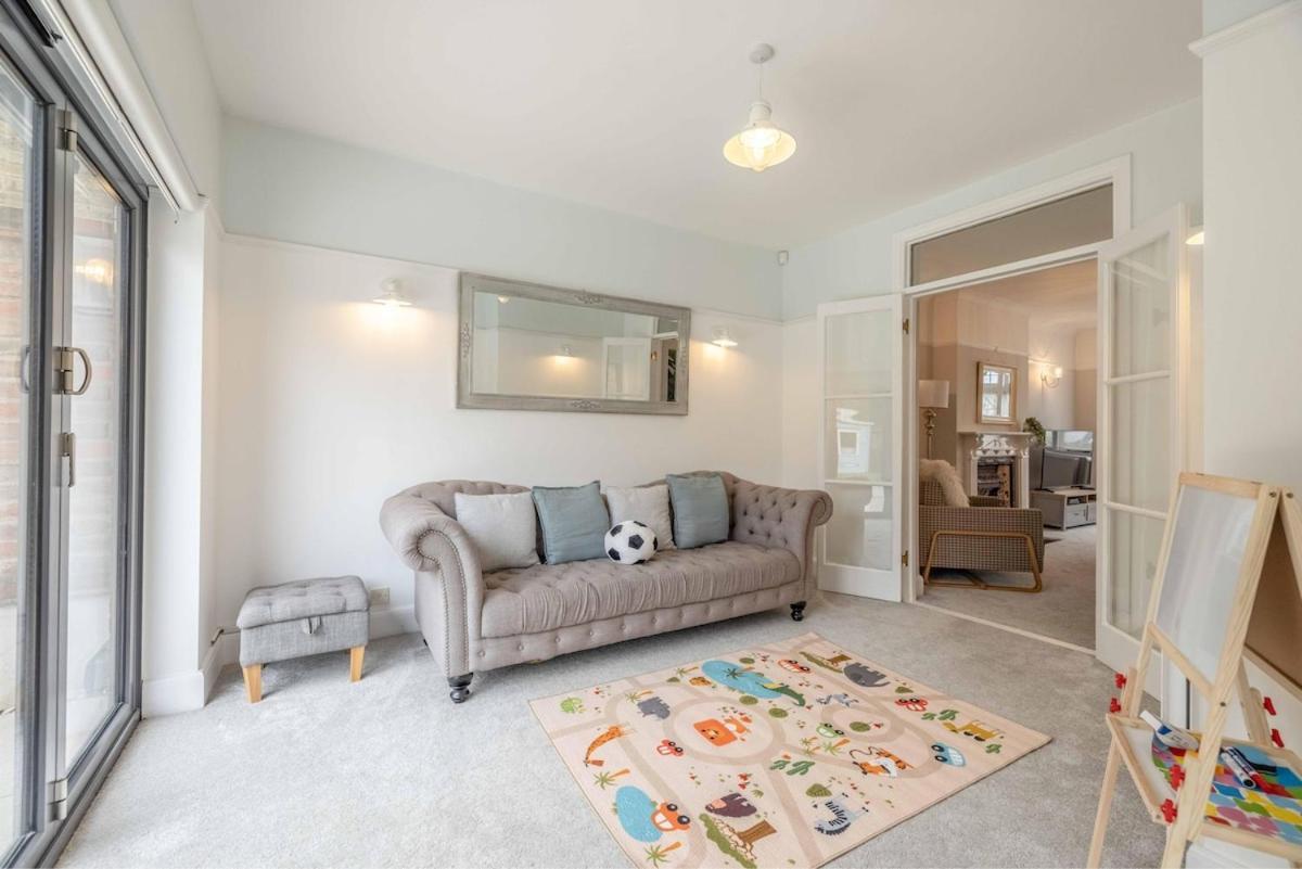 Spacious 5br Home, Parking, Walk To * Windsor