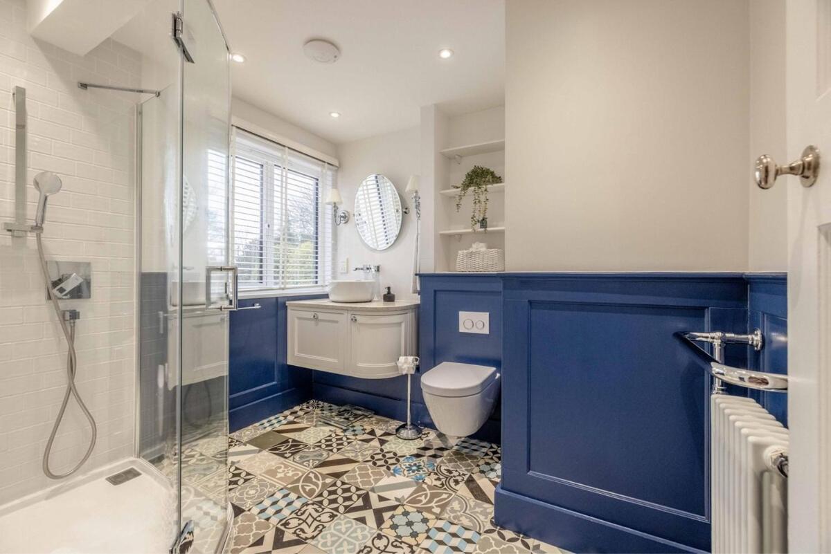 Spacious 5br Home, Parking, Walk To Holiday home