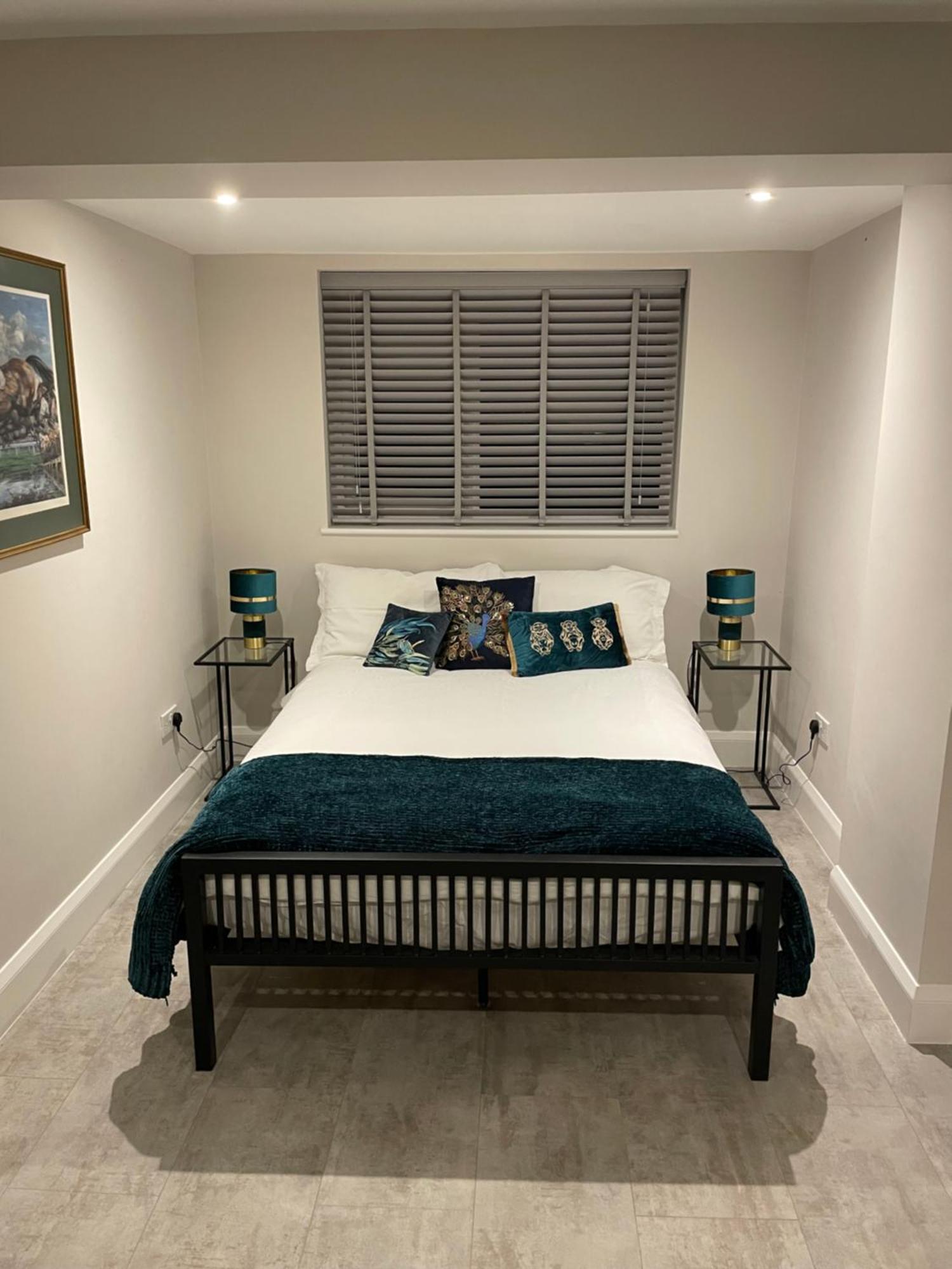 Charm : Spacious 3-bed, Parking & Garden Windsor