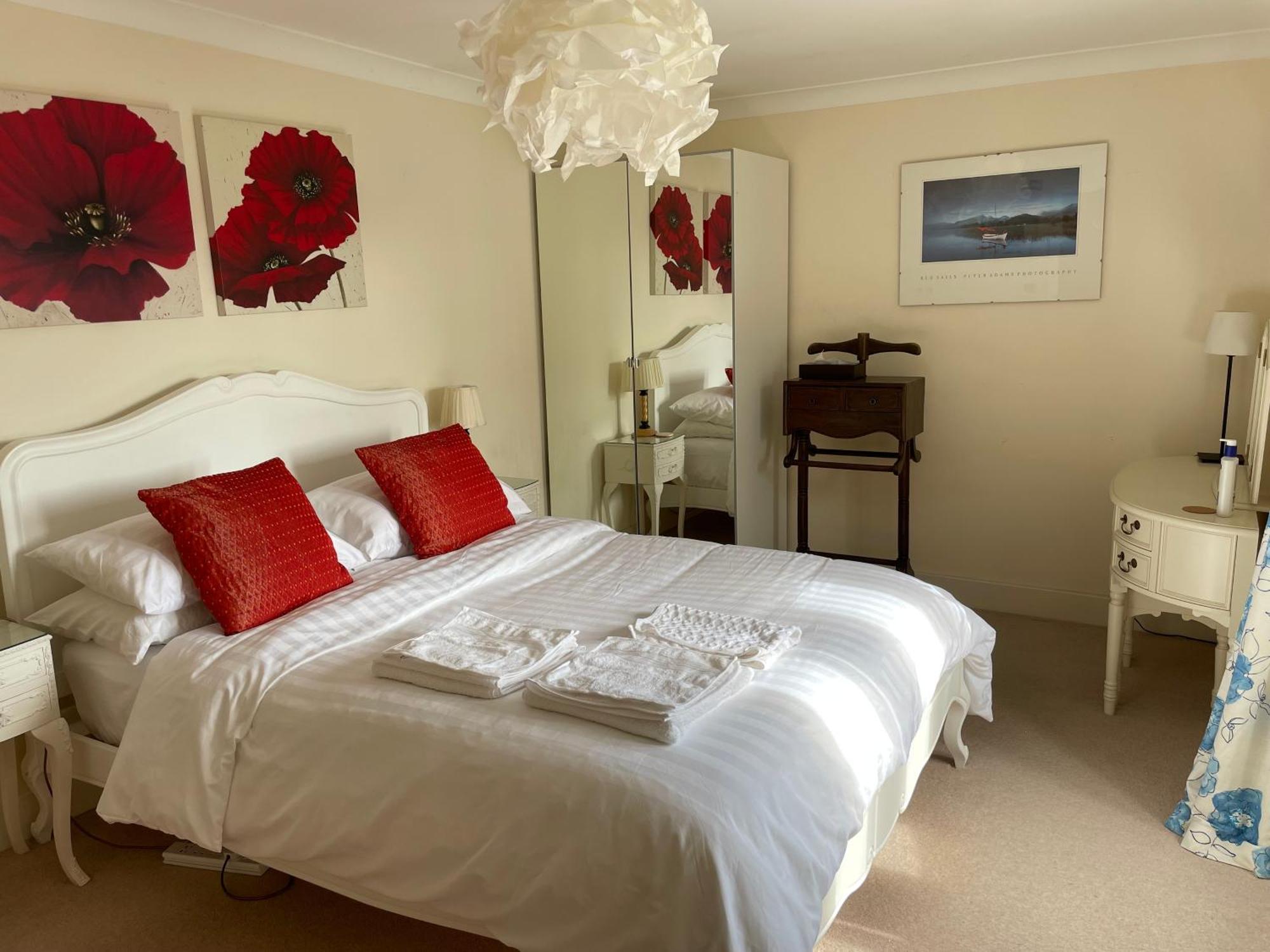 Floor En-suite Double Bedrooms With Great View Of Castle & Free Parking Homestay