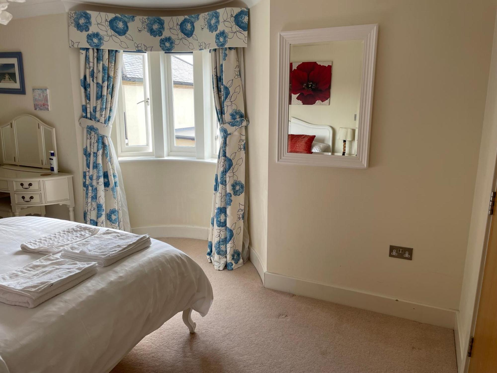 Homestay Floor En-suite Double Bedrooms With Great View Of Castle & Free Parking *