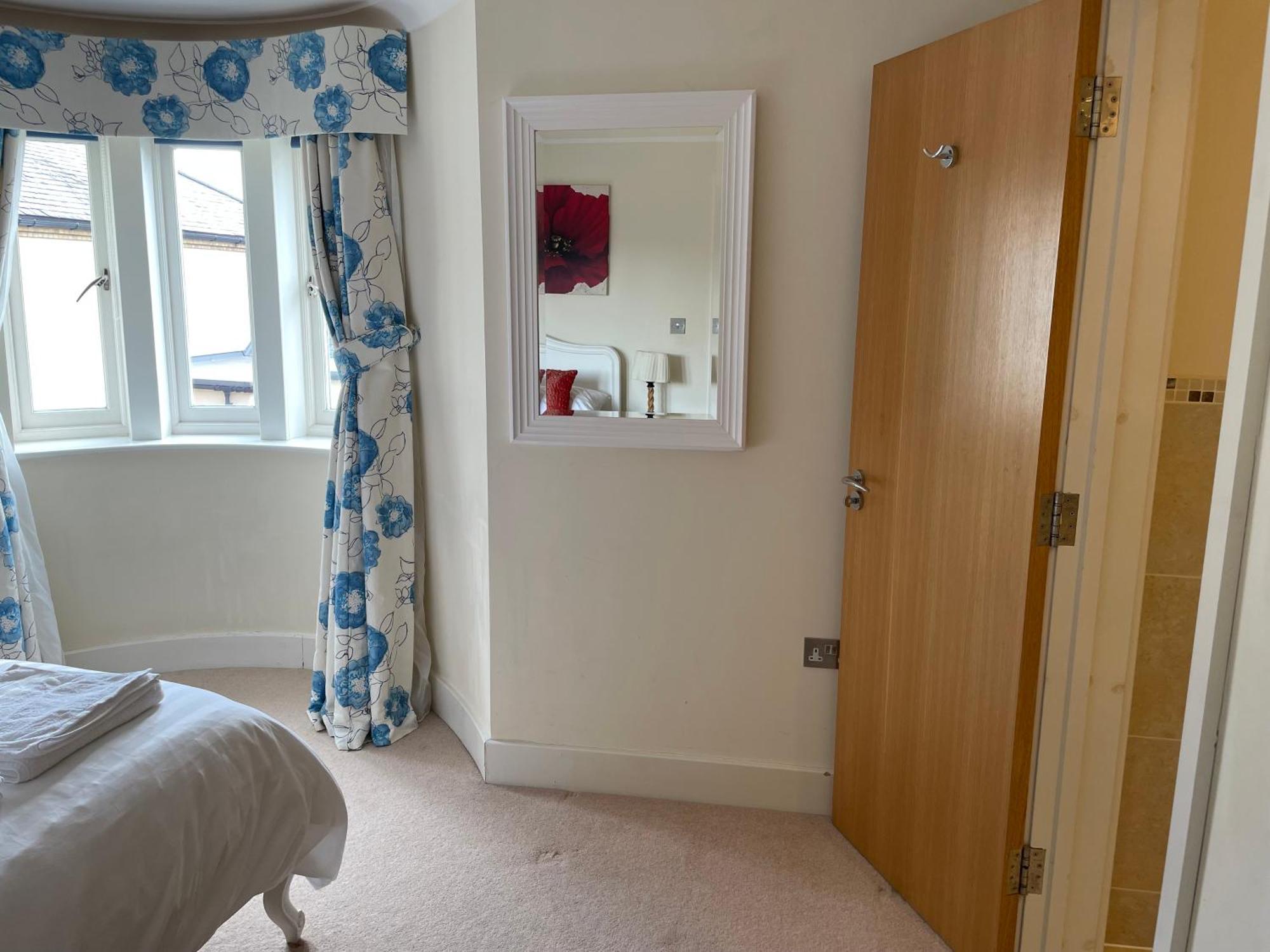 Homestay Floor En-suite Double Bedrooms With Great View Of Castle & Free Parking *