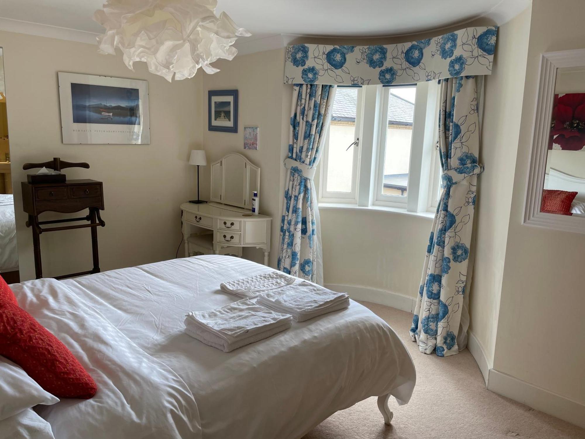 Floor En-suite Double Bedrooms With Great View Of Castle & Free Parking * Windsor