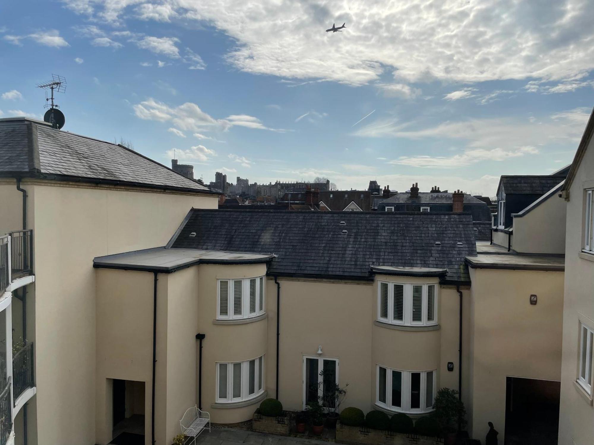 Floor En-suite Double Bedrooms With Great View Of Castle & Free Parking Homestay *