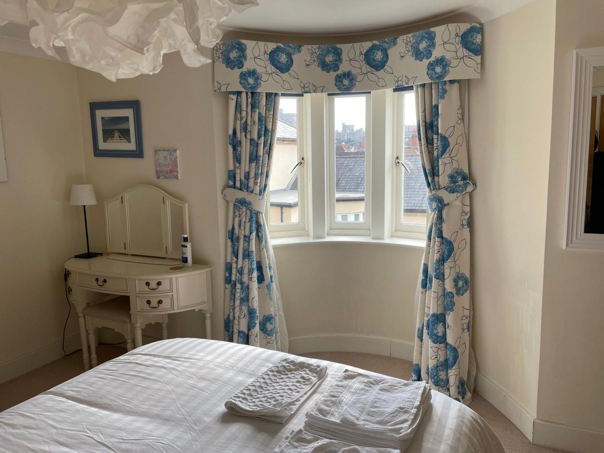 Floor En-suite Double Bedrooms With Great View Of Castle & Free Parking Homestay *