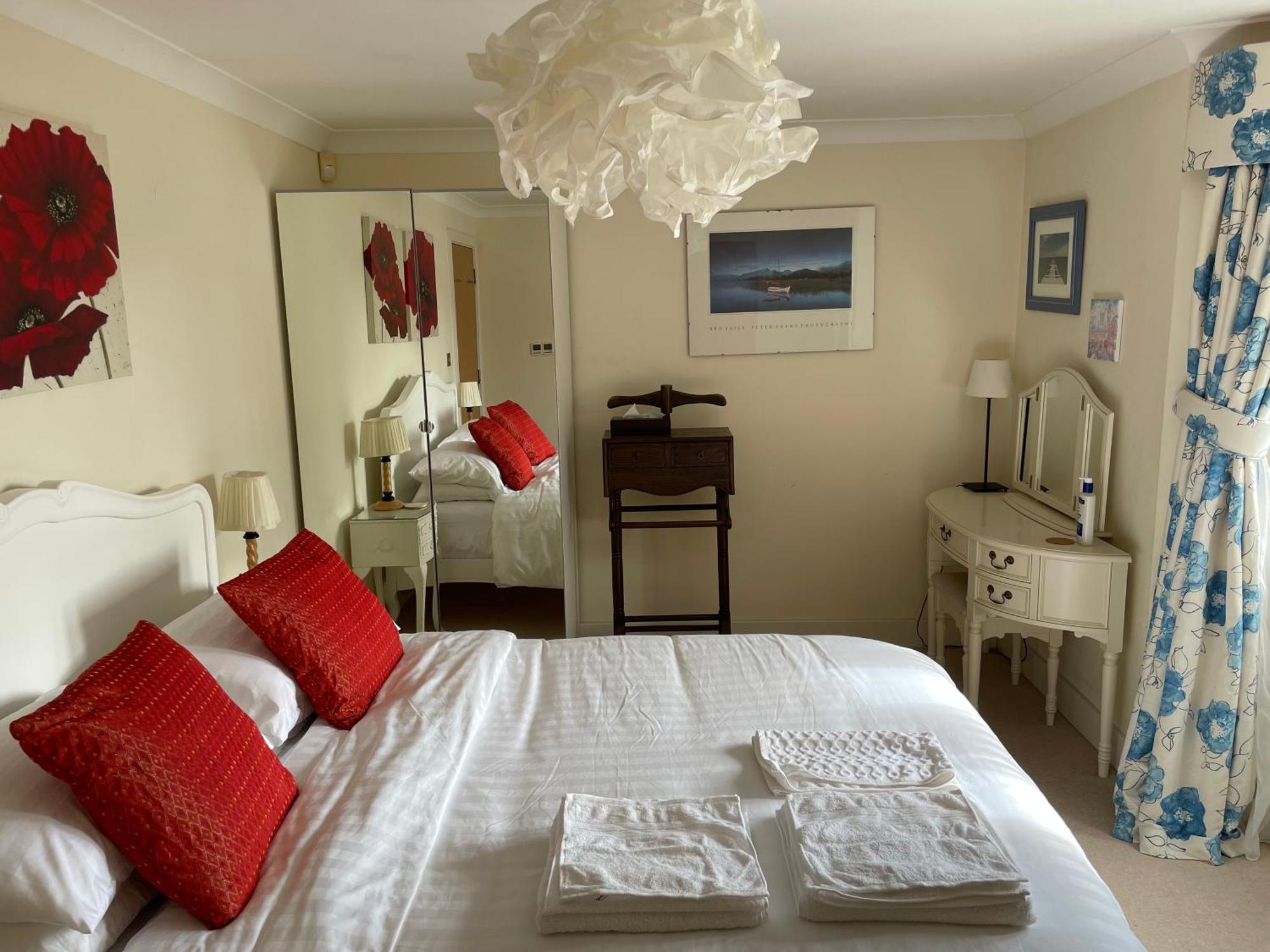 Floor En-suite Double Bedrooms With Great View Of Castle & Free Parking