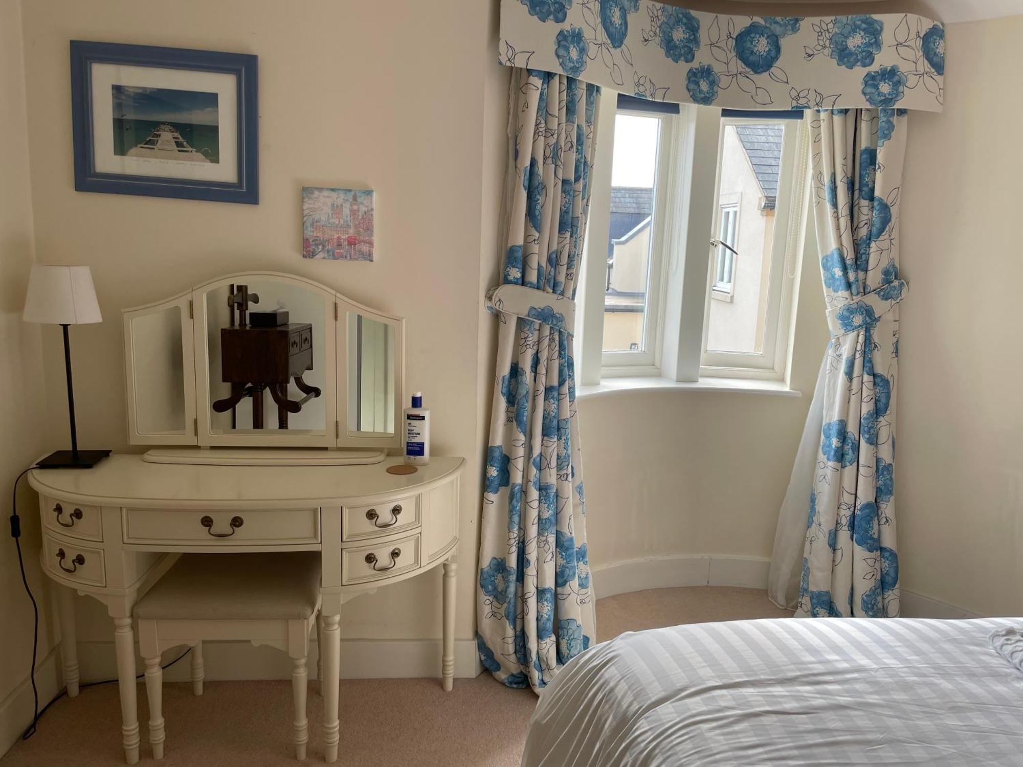 Homestay Floor En-suite Double Bedrooms With Great View Of Castle & Free Parking *
