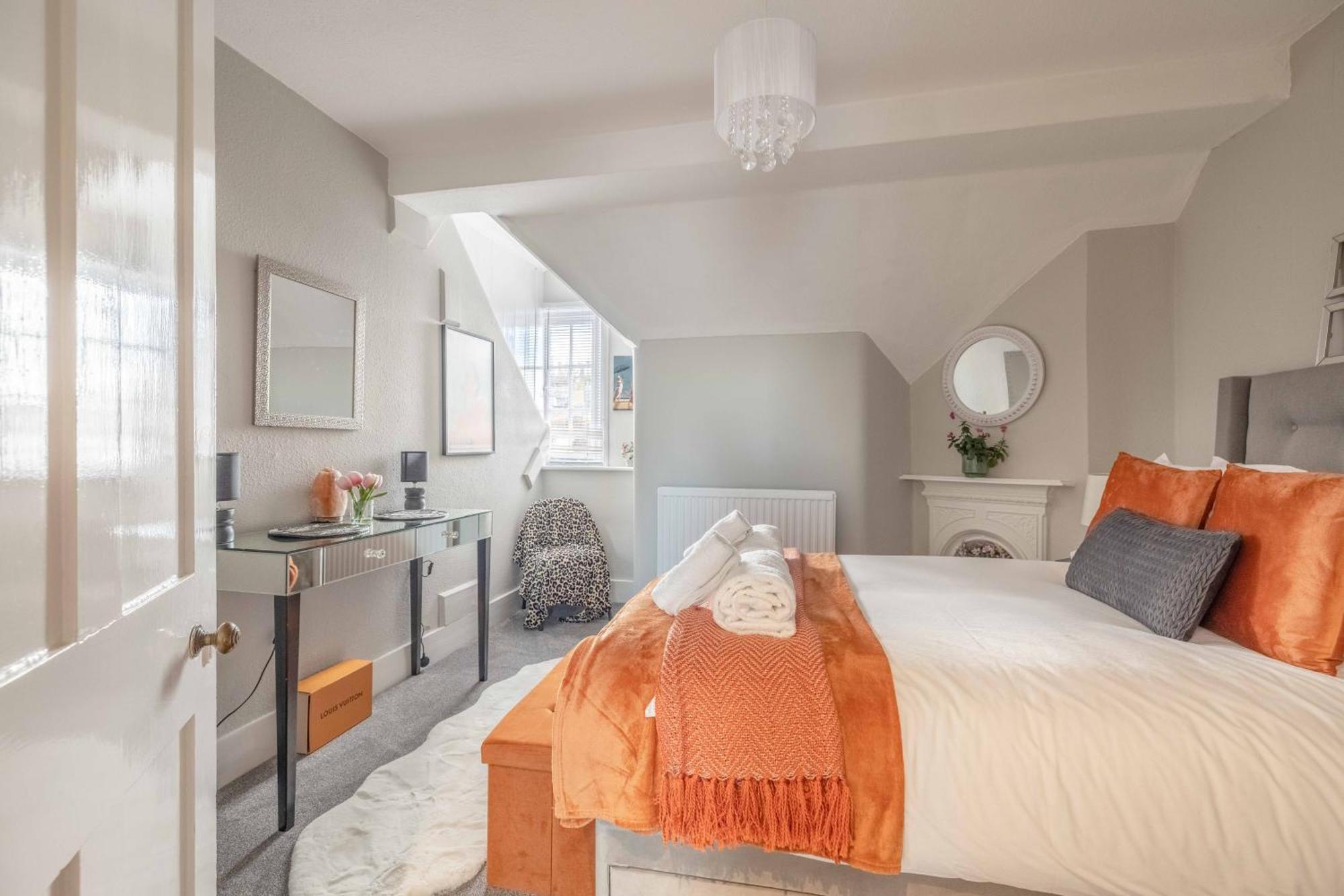 Apartment 2 Bed, 2bath Apartment, Walk To Castle!