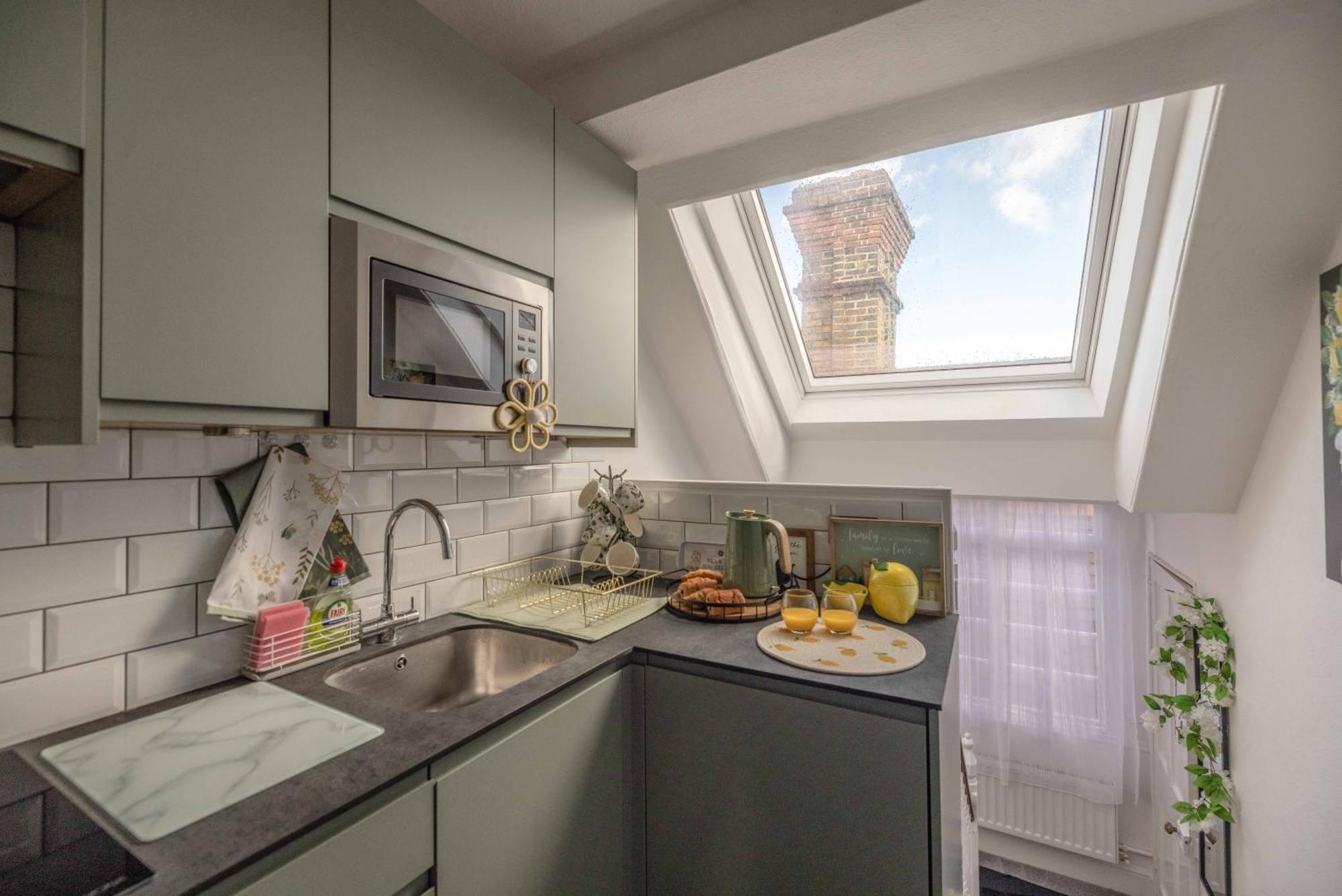 Apartment 2 Bed, 2bath Apartment, Walk To Castle! Windsor