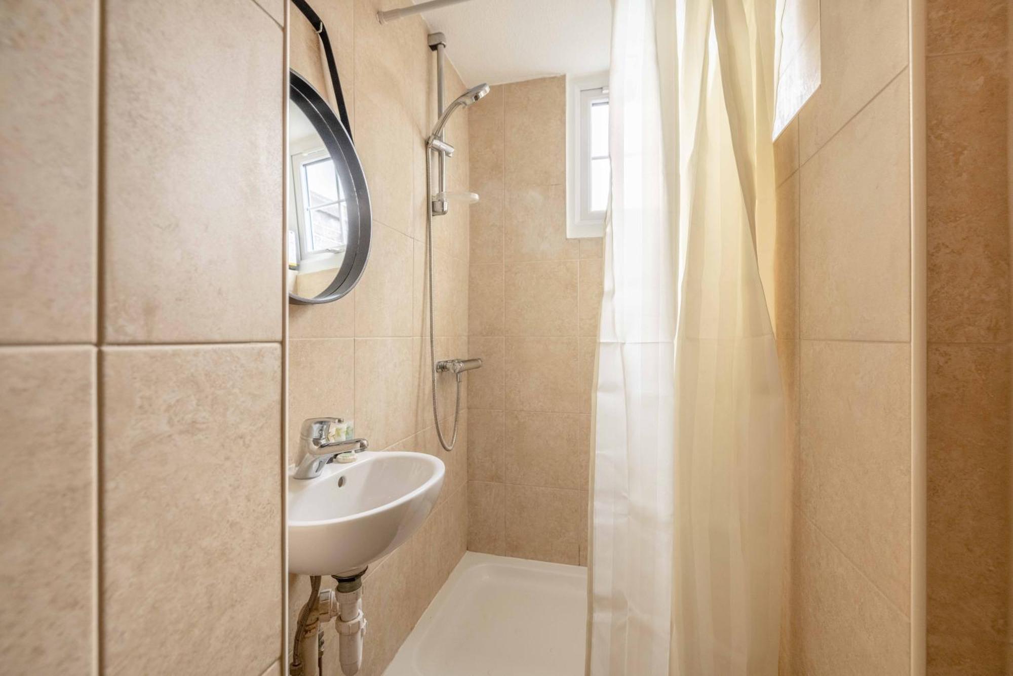 2 Bed, 2bath Apartment, Walk To Castle! * Windsor