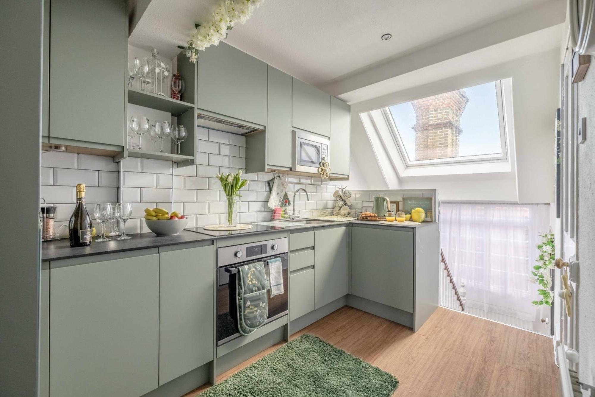 2 Bed, 2bath Apartment, Walk To Castle! *