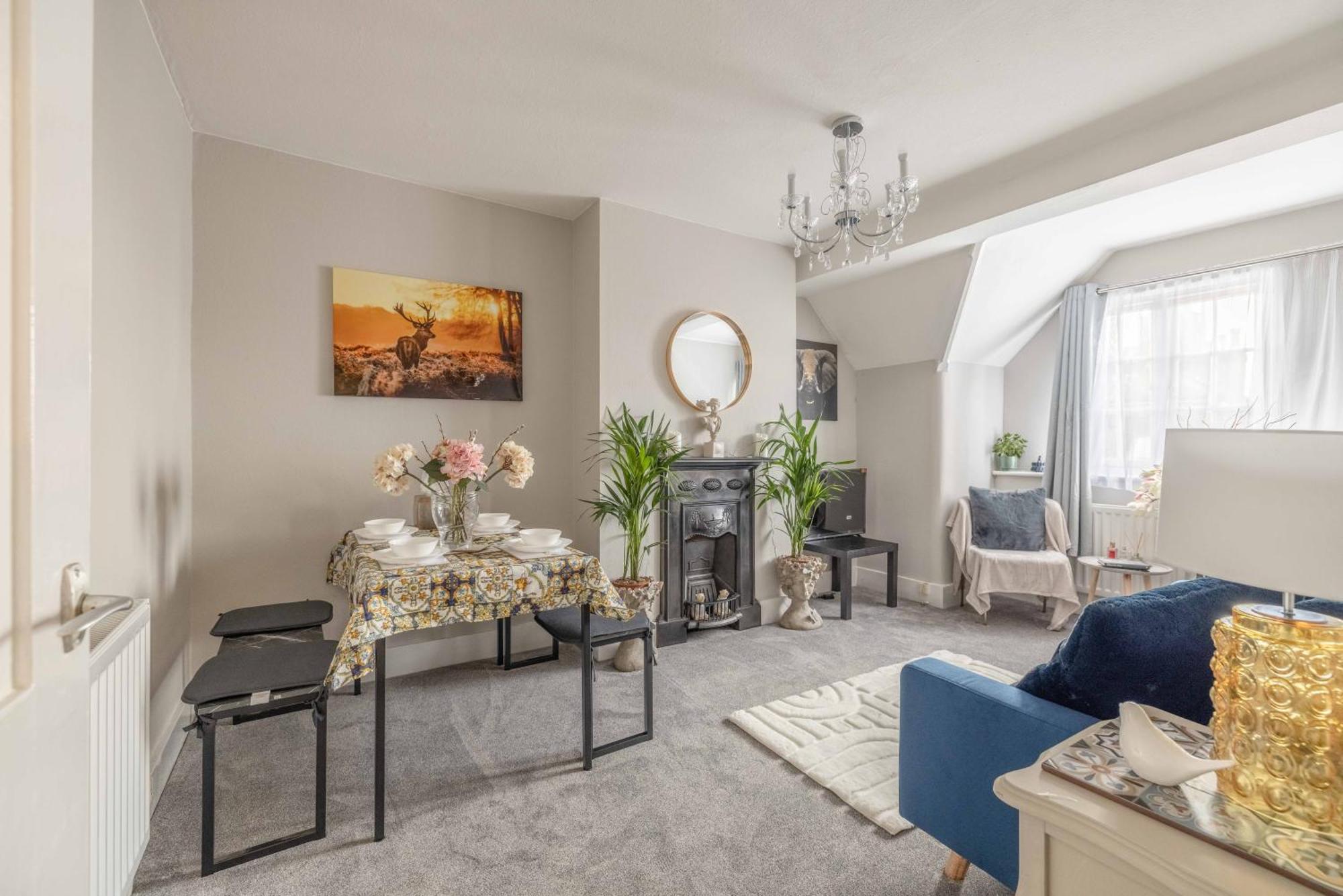 2 Bed, 2bath Apartment, Walk To Castle! Apartment *