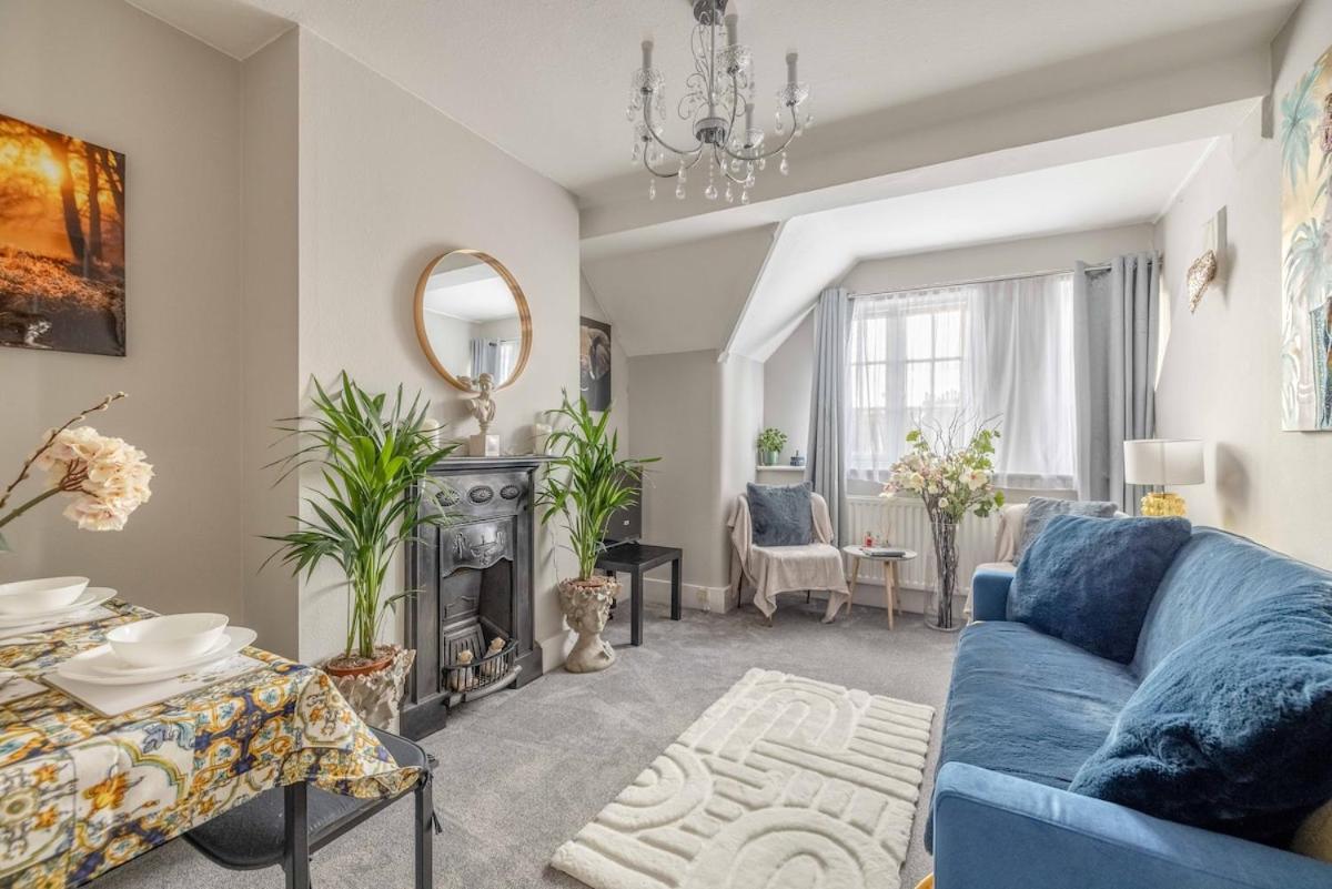 2 Bed, 2bath Apartment, Walk To Castle! Apartment