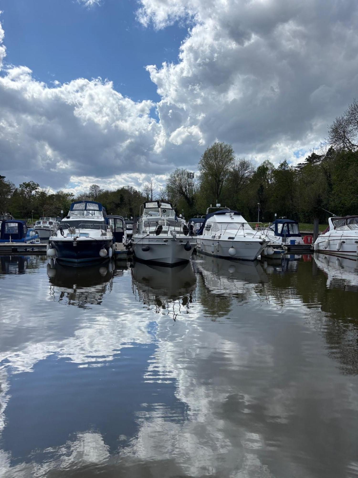 Riverside Boat Retreat On The River Thames Windsor