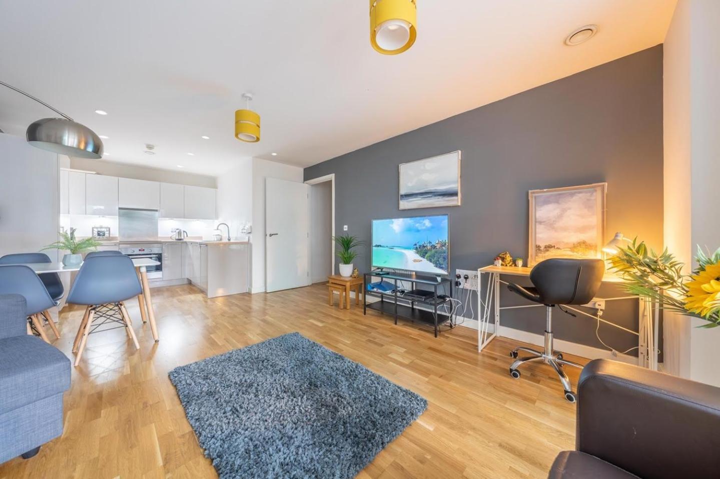 2bed 2bath Near Villa *