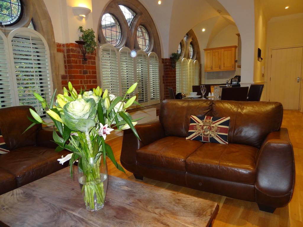 Lay Your Hat Serviced - Convent Court Apartment *