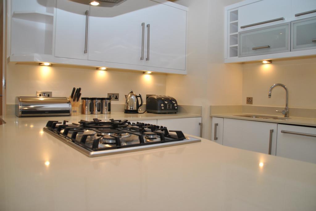 Apartment Spacious 2-bedroom With Parking In Windsor