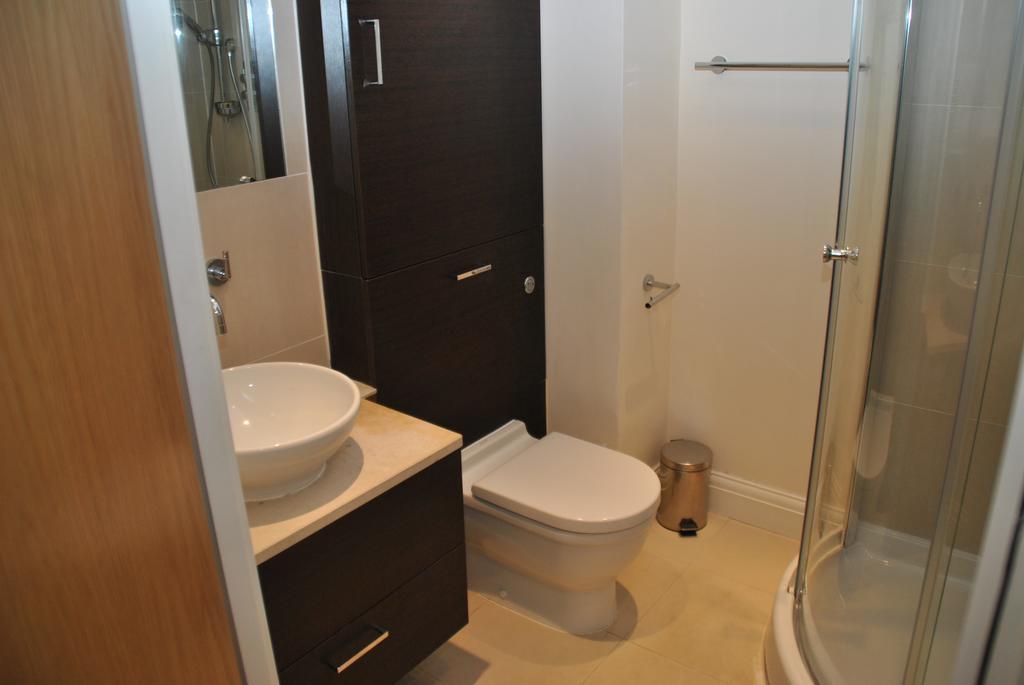 Apartment Spacious 2-bedroom With Parking In *