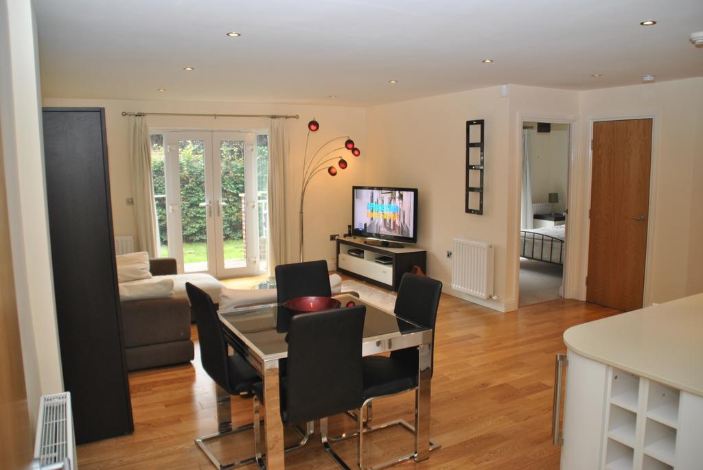 Apartment Spacious 2-bedroom With Parking In Windsor
