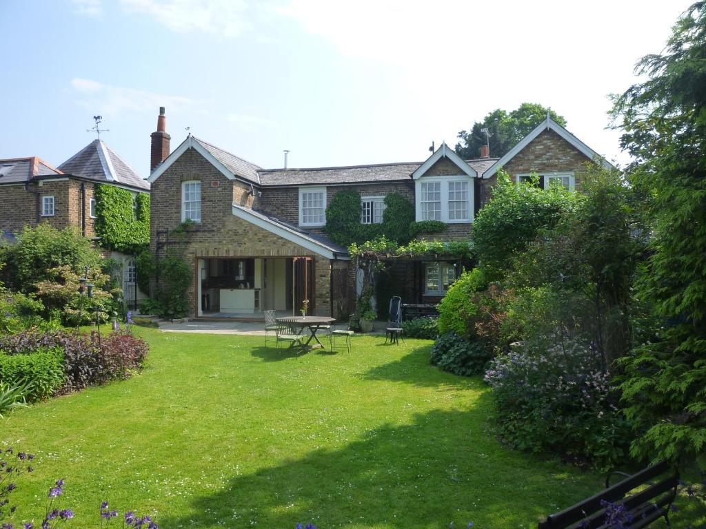 Bed & Breakfast Manor Cottage Bed And Breakfast Windsor