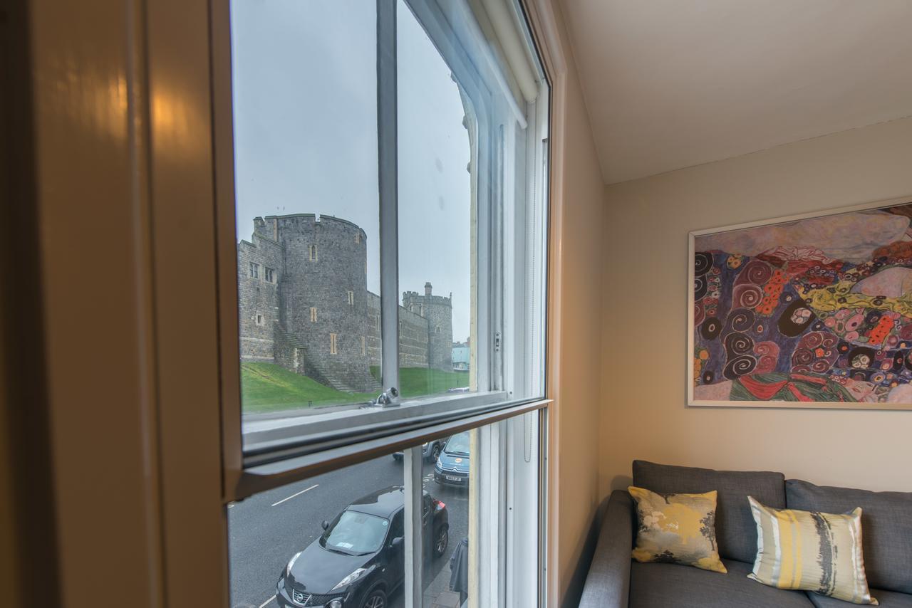 Apartment Facing The Castle