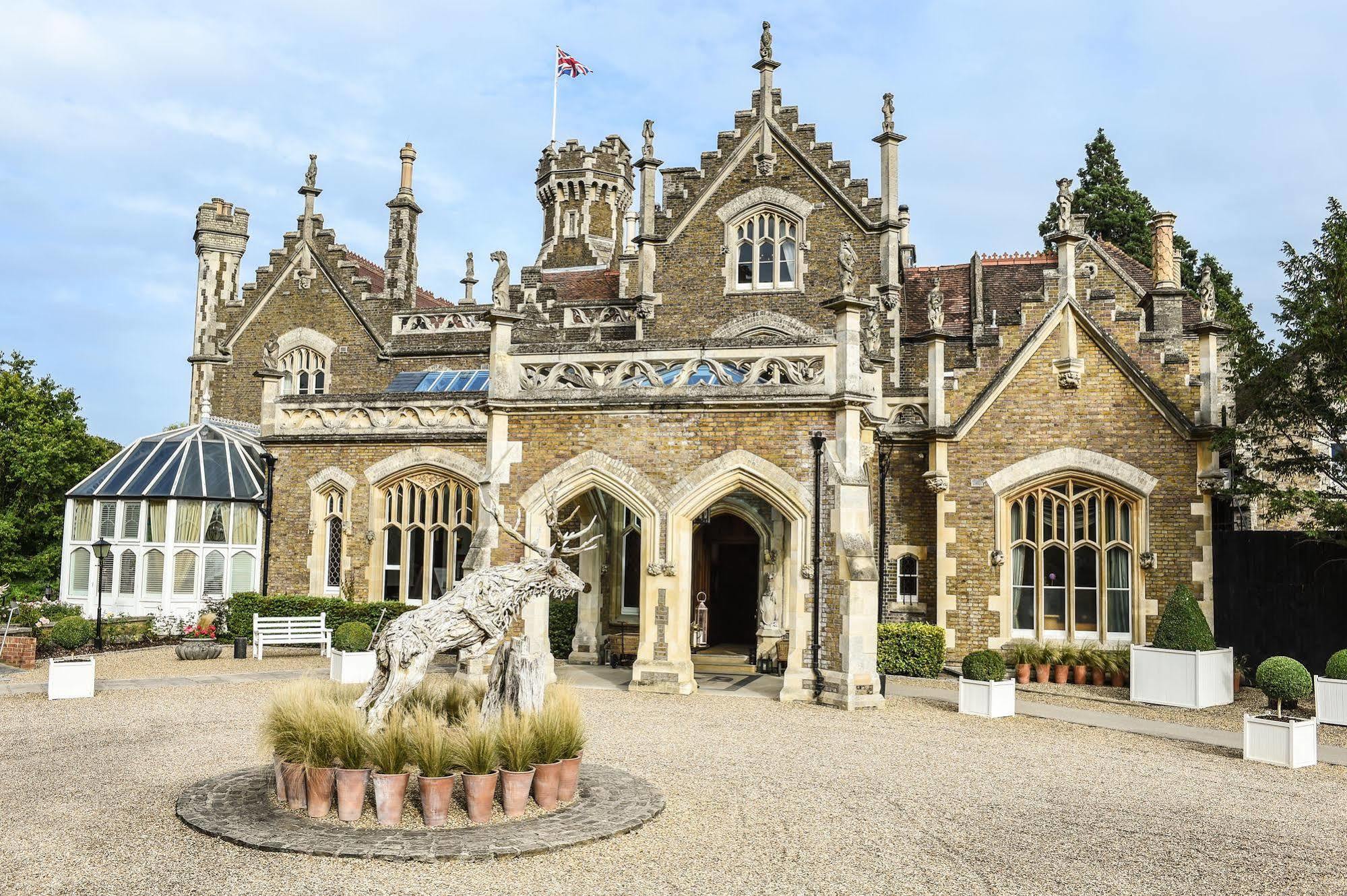 Oakley Court 4*