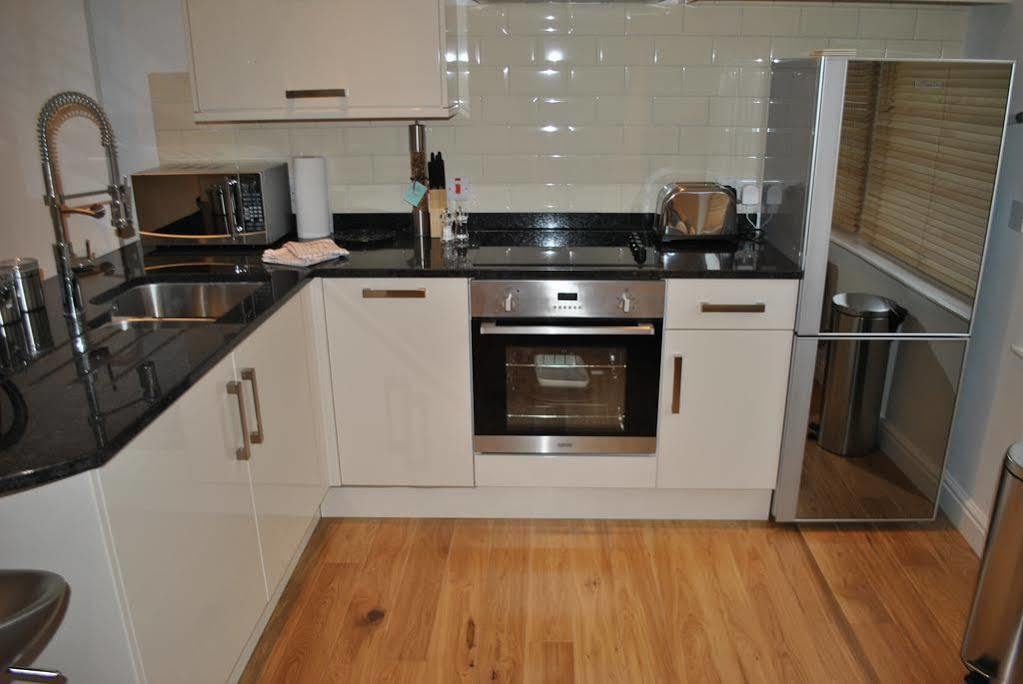 The Courtyard 2 Bedroom Apartments In Central Windsor With Parking Apartment *