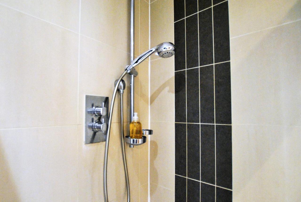 Spacious 2-bedroom With Parking In * Windsor