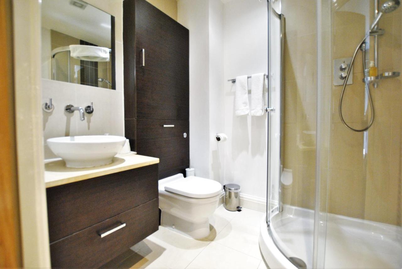Apartment Spacious 2-bedroom With Parking In *