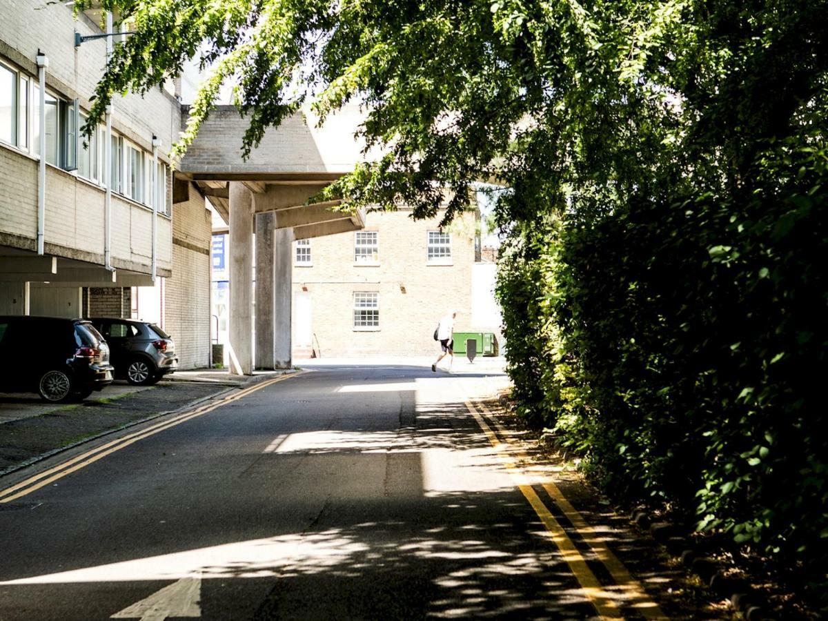 Apartment Pass The Keys Chic With Free Parking, 500m From Castle