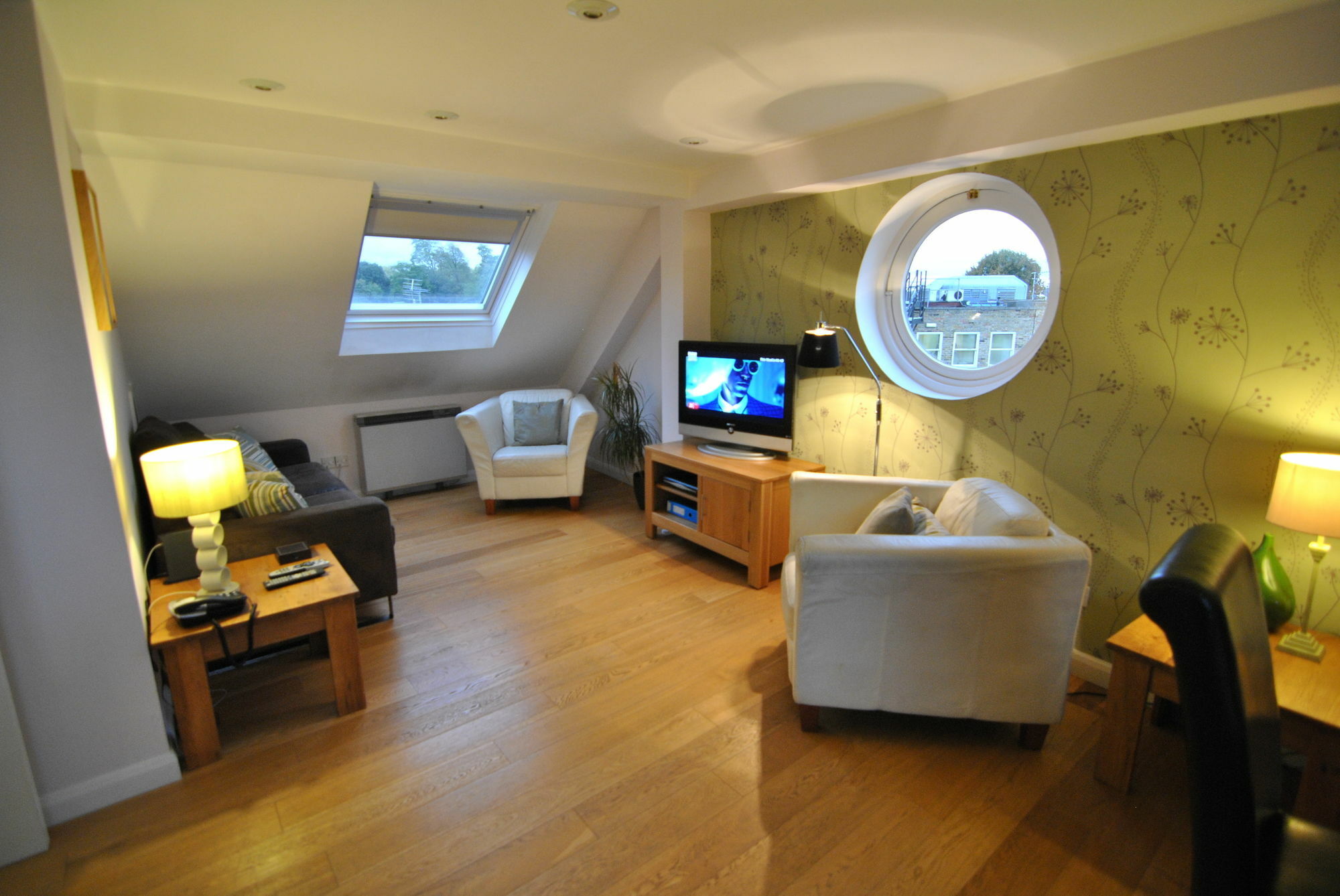 The Courtyard 2 Bedroom Apartments In Central Windsor With Parking Apartment *