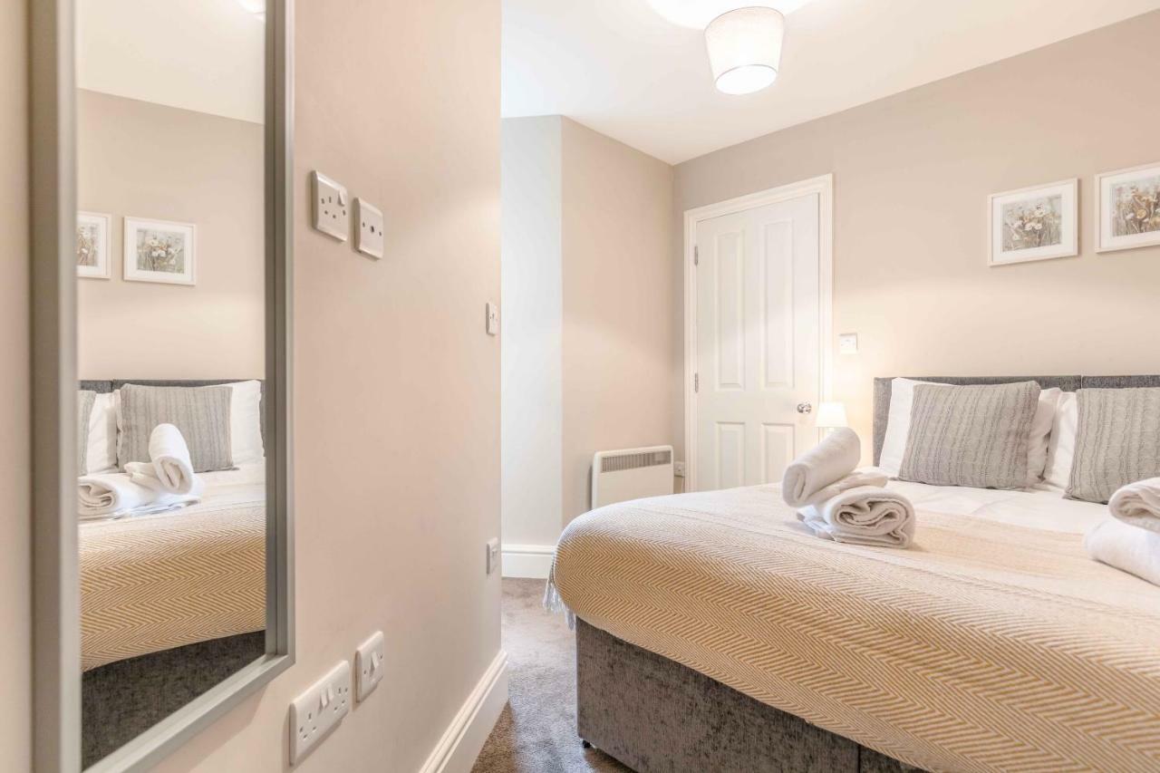 Modern Within Short Walk Of The Castle, High Street And Long Walk - Free Parking Apartment Windsor