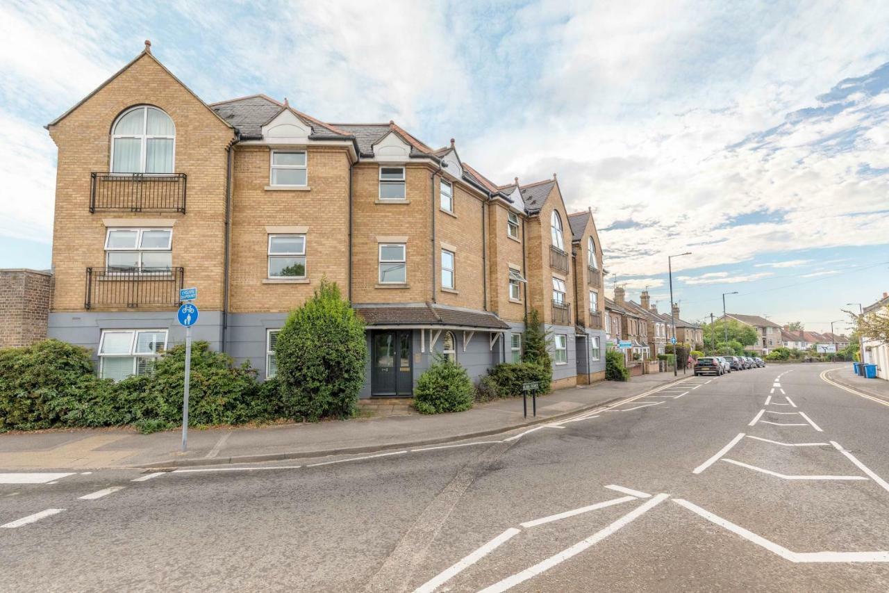 Modern Within Short Walk Of The Castle, High Street And Long Walk - Free Parking Apartment