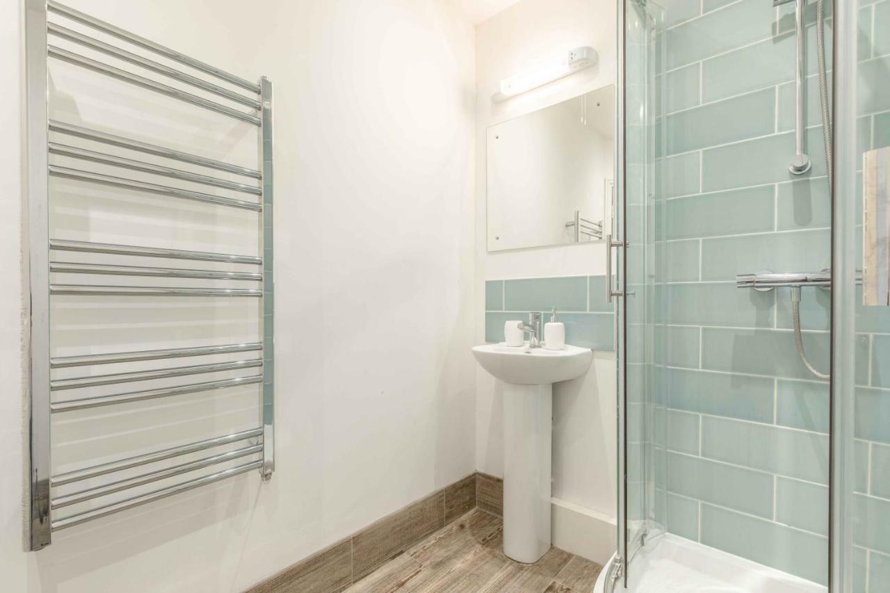 Modern Within Short Walk Of The Castle, High Street And Long Walk - Free Parking Apartment Windsor