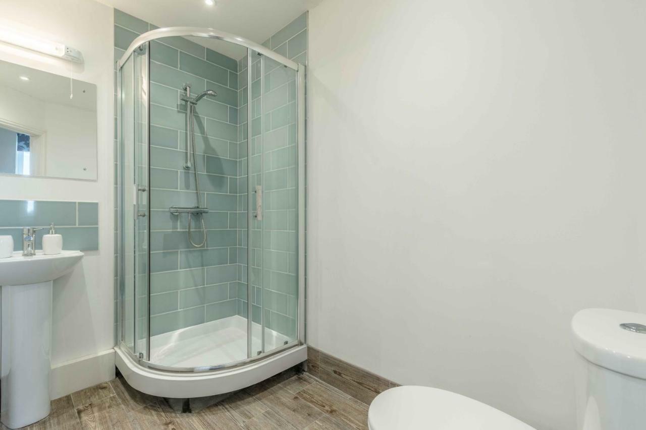 Modern Within Short Walk Of The Castle, High Street And Long Walk - Free Parking *