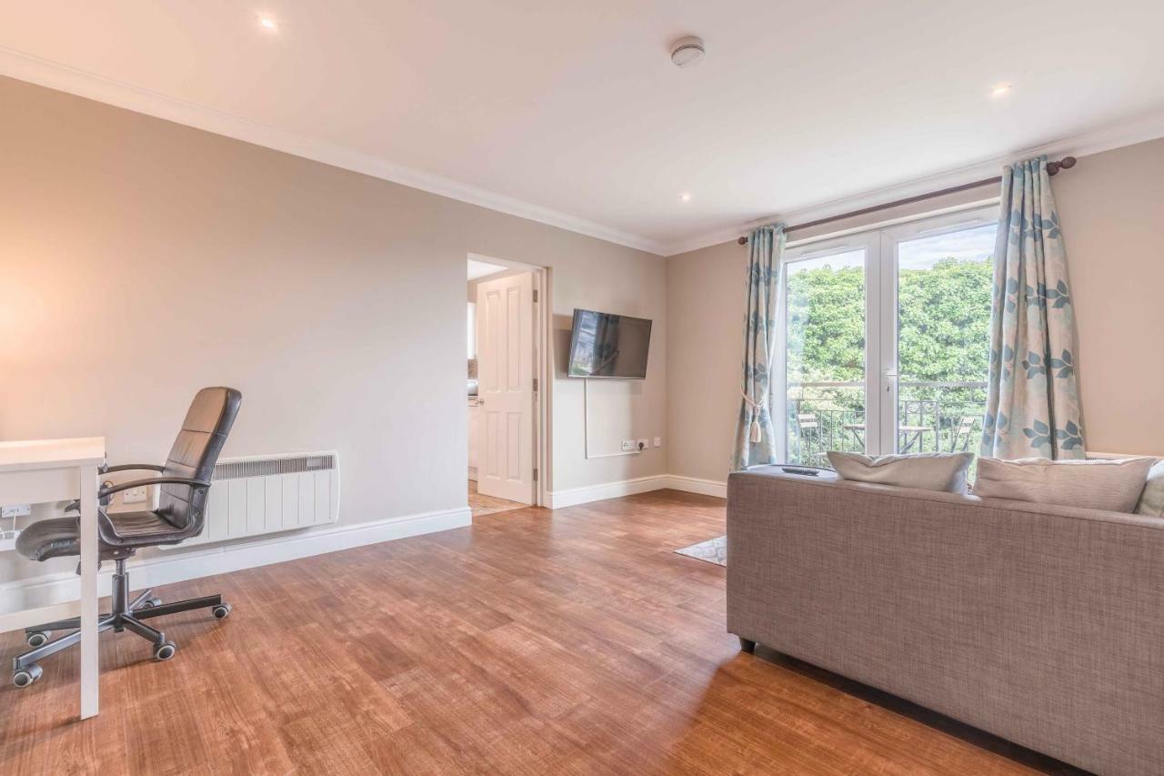 Apartment Modern Within Short Walk Of The Castle, High Street And Long Walk - Free Parking