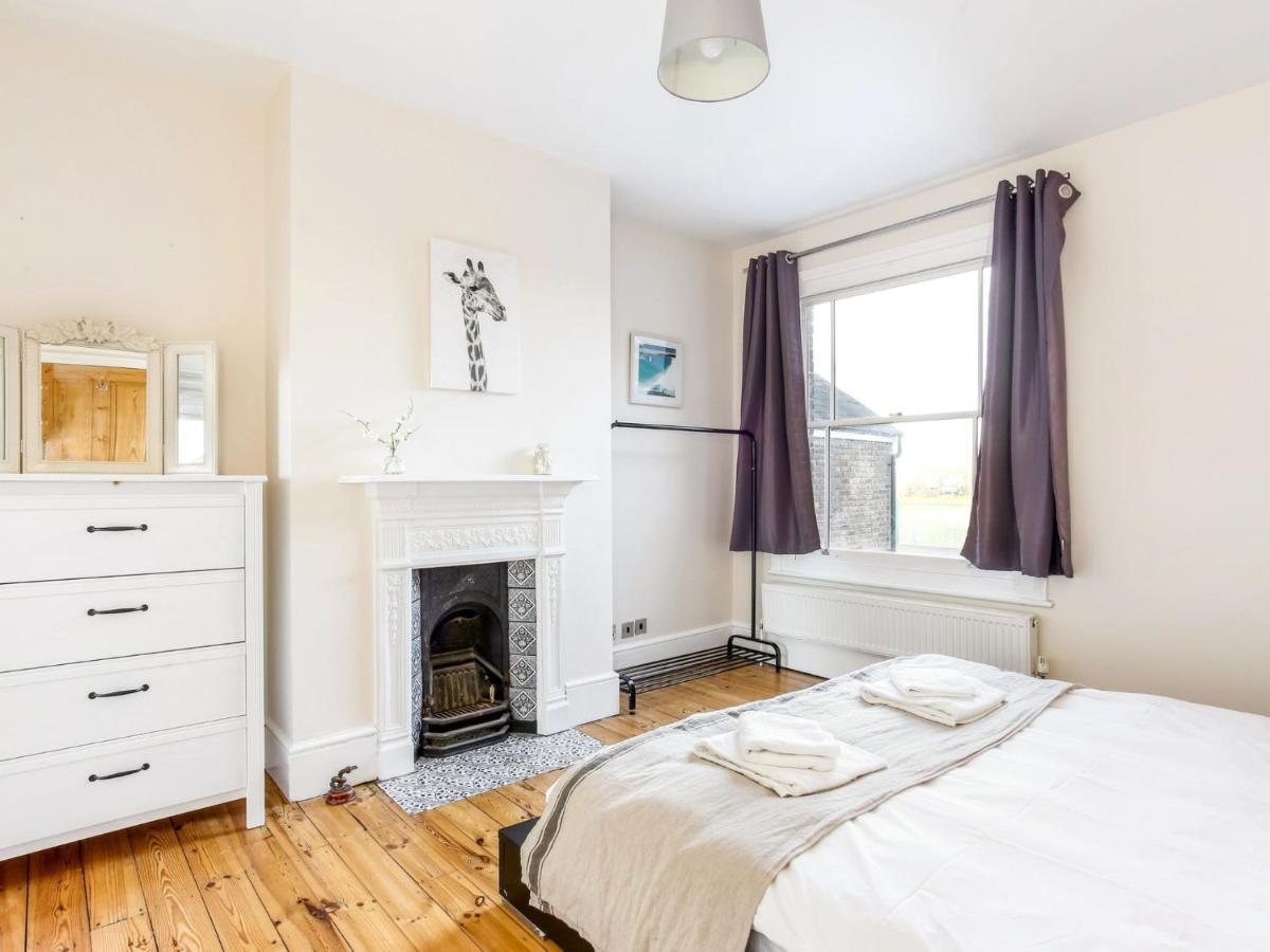 Grand Victorian House, Parking & River Walks Holiday home