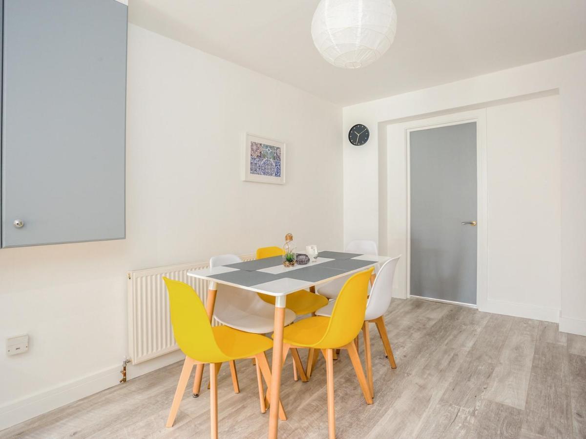 Fabulous 6 Sleeper! Great Location! Holiday home Windsor