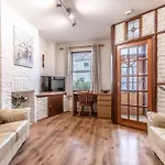 4 Bed 3 Baths In Central Windsor! Walk 2 All The Sights! Legoland 5 Min Drive