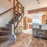 4 Bed 3 Baths In Central Windsor! Walk 2 All The Sights! Legoland 5 Min Drive