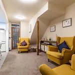 Central Windsor, 2 Bedroom 2 Bathroom, 5 Minutes To Castle
